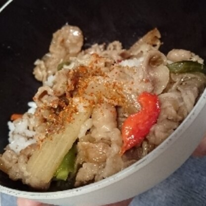 牛バラといえば牛丼ばかりでしたが、野菜との炒め物も美味しいですね♫でも、やっぱりご飯にのせて丼になってしまいました(笑)うまうまレシピ、ありがとうございました♡